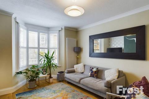 32 Chestnut Grove, Staines, TW18 1BZ