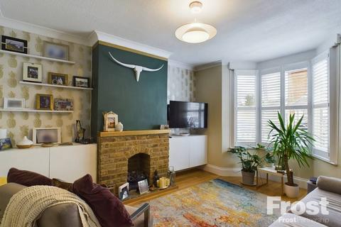 32 Chestnut Grove, Staines, TW18 1BZ