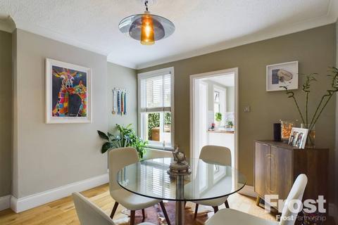 32 Chestnut Grove, Staines, TW18 1BZ