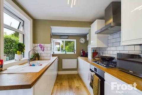 32 Chestnut Grove, Staines, TW18 1BZ