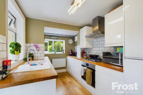 32 Chestnut Grove, Staines, TW18 1BZ