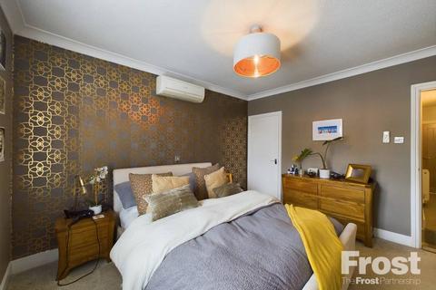 32 Chestnut Grove, Staines, TW18 1BZ