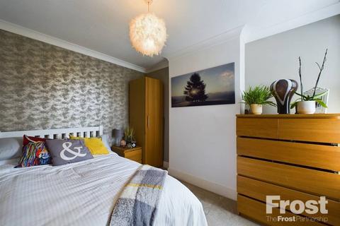 32 Chestnut Grove, Staines, TW18 1BZ