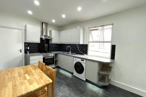 2 bedroom flat to rent, Abbott Road, London E14