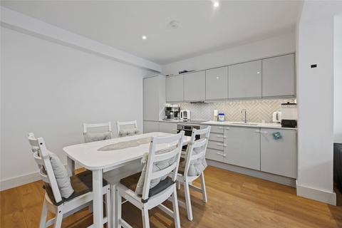215b Uxbridge Road, London, W12 9DH