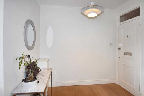 49 Watchfield Court, London, W4 4NB