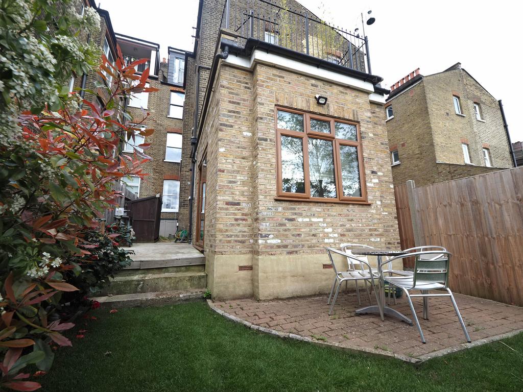 Mazenod Avenue, London NW6 2 bed flat to rent £2,350 pcm (£542 pw)