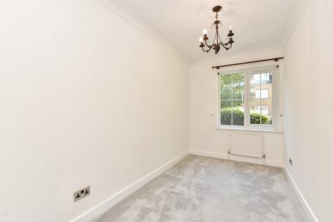 2 bedroom ground floor flat for sale, Aspen Vale, Whyteleafe, Surrey