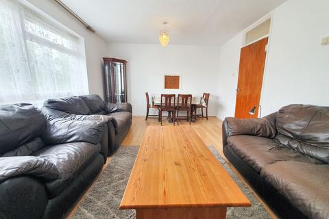 2 bedroom flat to rent, Nigel Close, Northolt, UB5