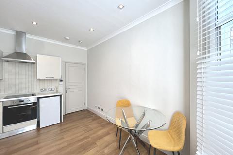 Studio to rent, Egerton Gardens, London, SW3