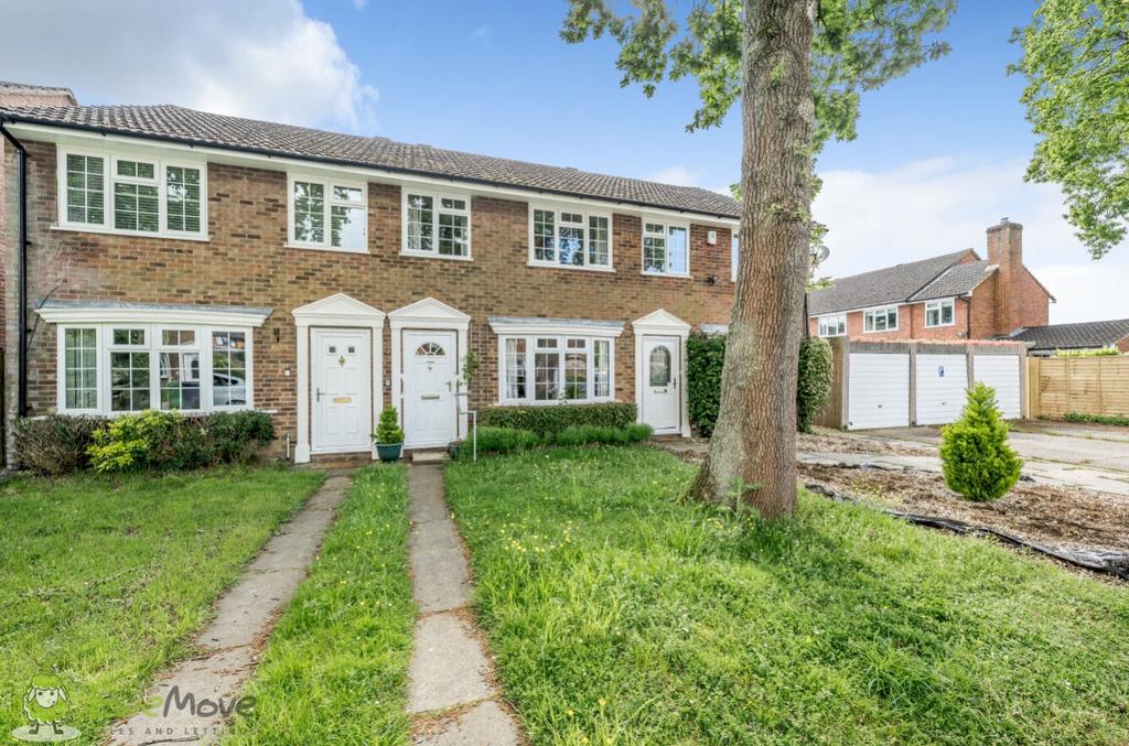 Jubilee Close, Tadley RG26 3 bed terraced house for sale £300,000