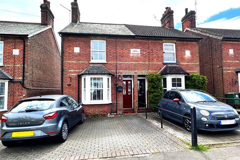 2 bedroom semi-detached house to rent, Woodfield Road, CM7