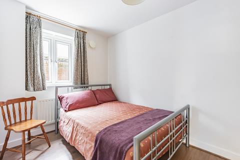 2 bedroom flat to rent, Wendover Road Bromley  BR2