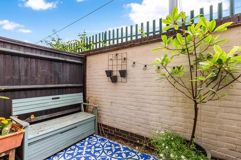 2 bedroom terraced house to rent, Parkside Crescent, London N7
