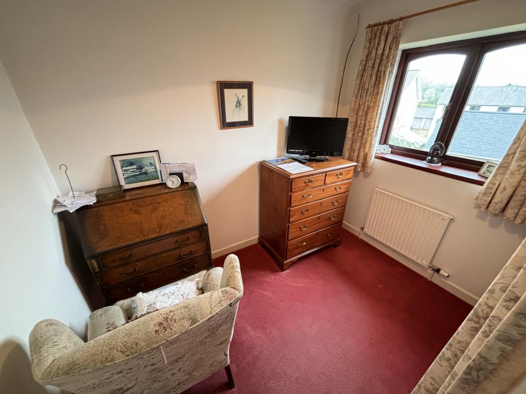 Front bedroom 4