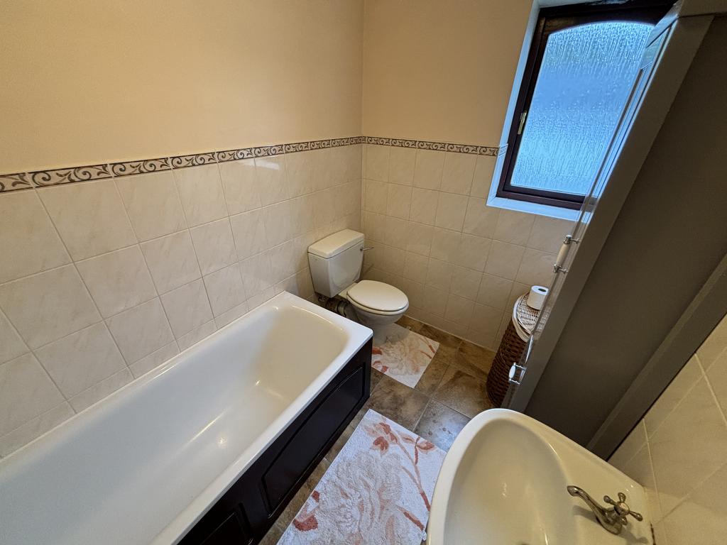 En suite to bedroom 1