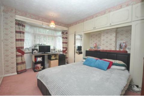 5 bedroom terraced house to rent, Mcleod Road London SE2