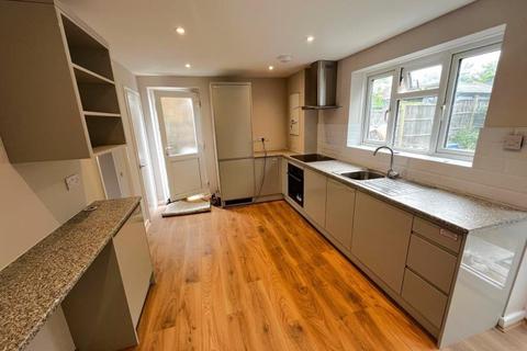 3 bedroom terraced house to rent, Guildford GU2