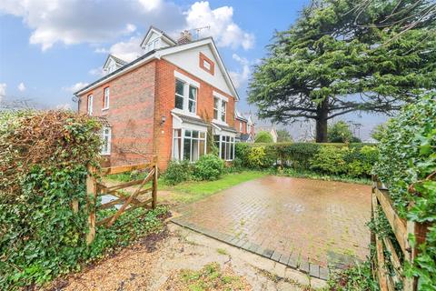 5 bedroom detached house to rent, Stein Road, Southbourne, PO10