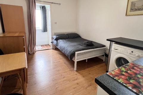 Studio to rent, Mill Lane, Hampstead