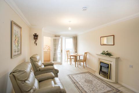 1 bedroom apartment for sale, Matthews Lodge, Station Road, Addlestone, Surrey