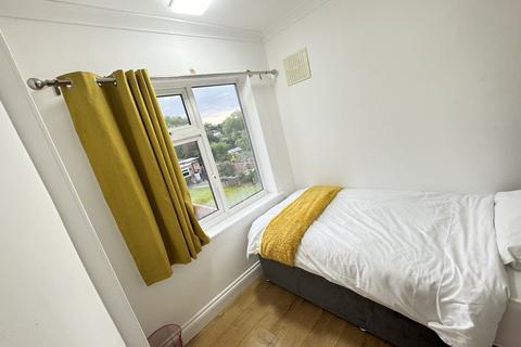 3 bedroom semi-detached house to rent, Lynhurst Road, Uxbridge UB10
