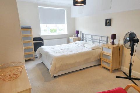 2 bedroom flat for sale, Lumley Road, Horley RH6