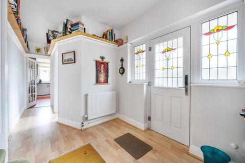 19 Lymington Gardens, Epsom, KT19 0LY