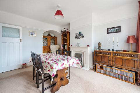 19 Lymington Gardens, Epsom, KT19 0LY