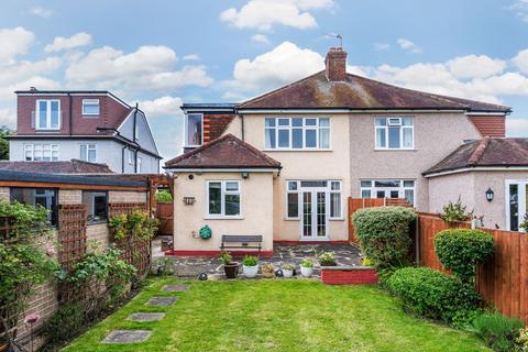 19 Lymington Gardens, Epsom, KT19 0LY