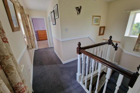 18 Curriott Hill Road, Crewkerne, TA18 8BW