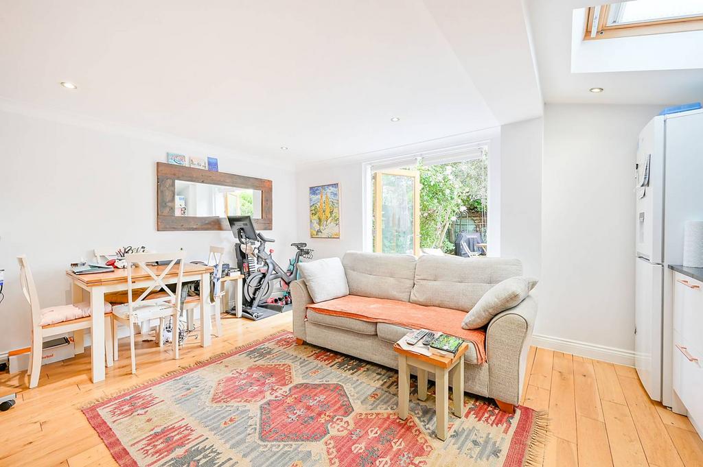 Eastbury Grove, Chiswick, London, W4 2 bed flat for sale £625,000