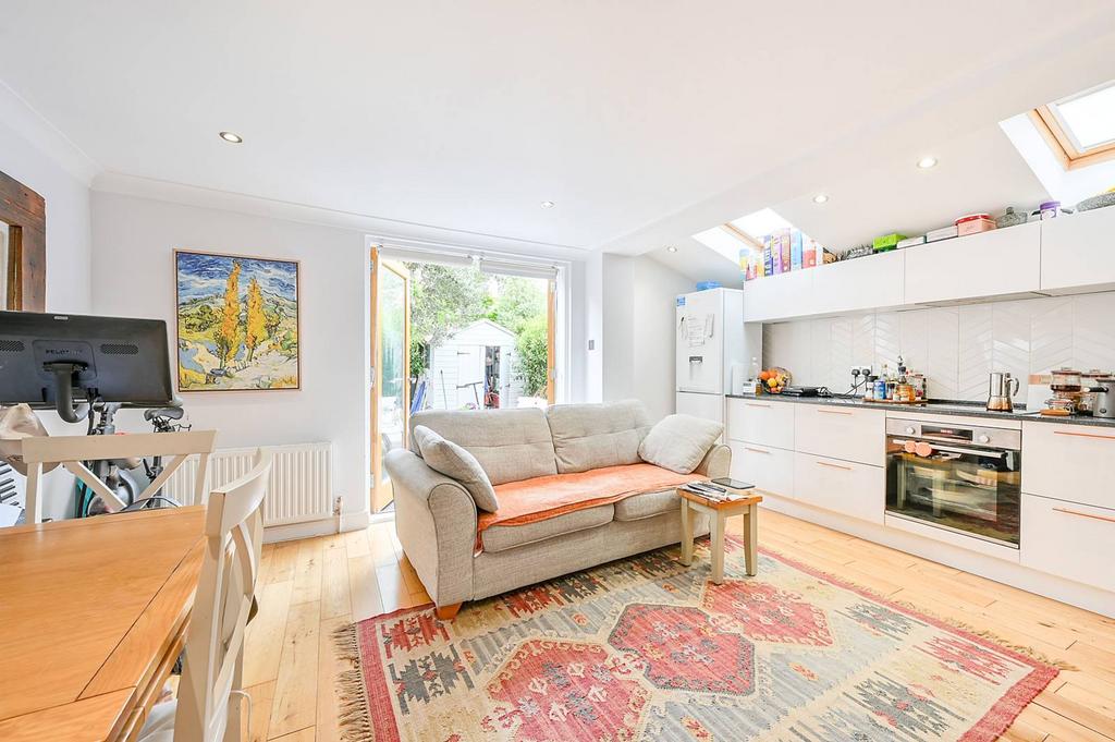 Eastbury Grove, Chiswick, London, W4 2 bed flat for sale £625,000