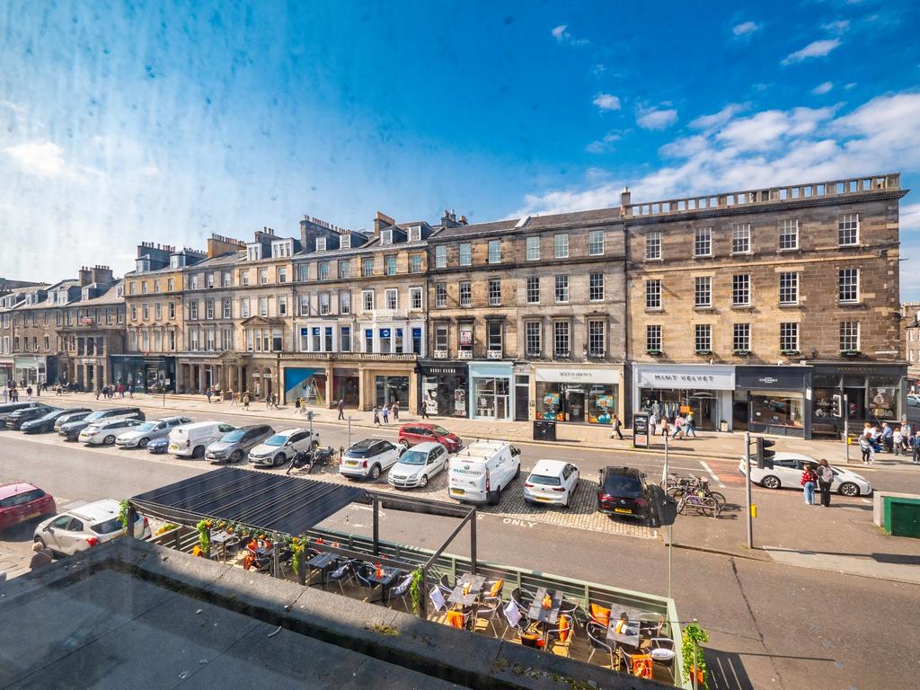 36/2 George Street, Edinburgh, EH2 3 bed flat - £485,000