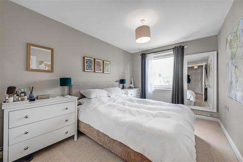 1 bedroom flat for sale, Chillington Drive, SW11