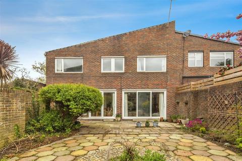 15 Gonston Close, London, SW19 5PU