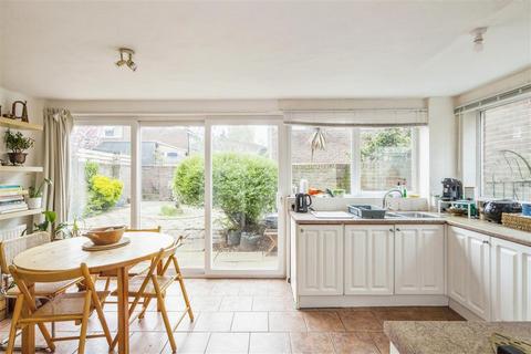 15 Gonston Close, London, SW19 5PU