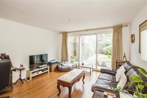 15 Gonston Close, London, SW19 5PU