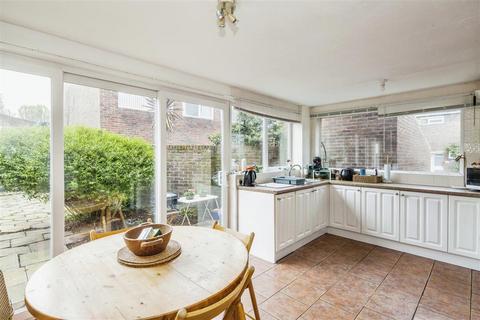 15 Gonston Close, London, SW19 5PU