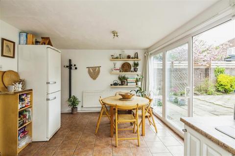 15 Gonston Close, London, SW19 5PU