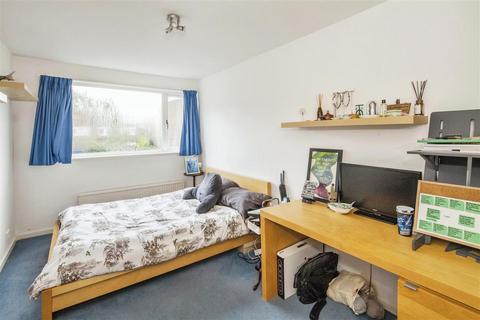 15 Gonston Close, London, SW19 5PU