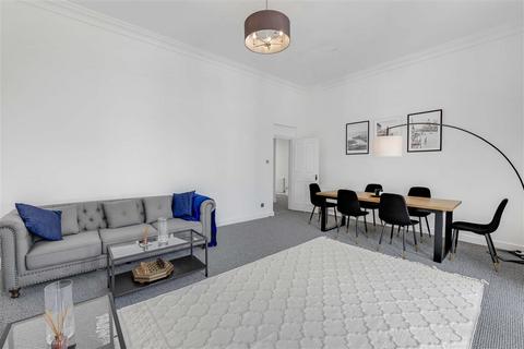 2 bedroom flat to rent, Parkland Gardens, SW19