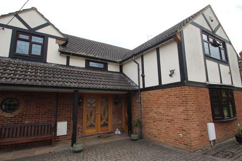 5 bedroom detached house to rent, Stanwell Road, Horton SL3