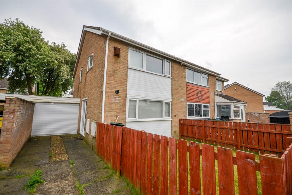 Lynton Way, Blakelaw 3 bed semidetached house to rent £995 pcm (£230 pw)