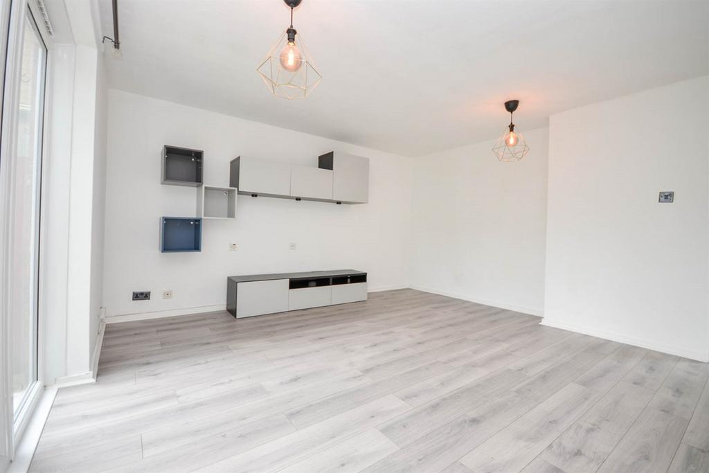 Lynton Way, Blakelaw 3 bed semidetached house to rent £995 pcm (£230 pw)