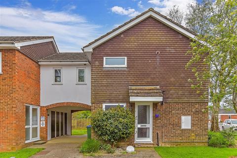 2 bedroom flat for sale, Lamorna Gardens, Westergate, Chichester, West Sussex