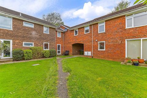 2 bedroom flat for sale, Lamorna Gardens, Westergate, Chichester, West Sussex