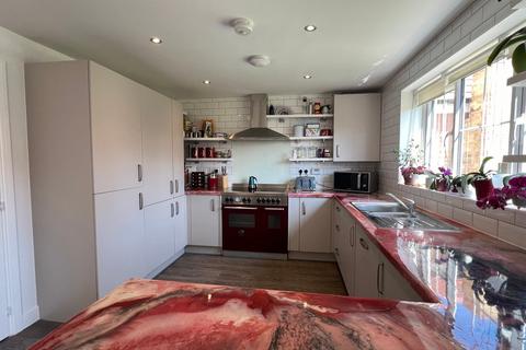 18 Honeypot Way, Walton On The Naze, CO14 8FH