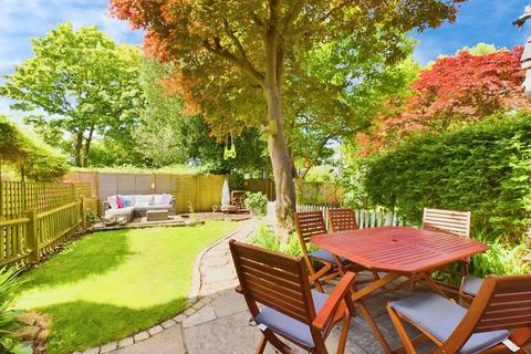 Heathwaite, 47 Brighton Road, Horsham, RH13 6EZ