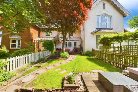 Heathwaite, 47 Brighton Road, Horsham, RH13 6EZ